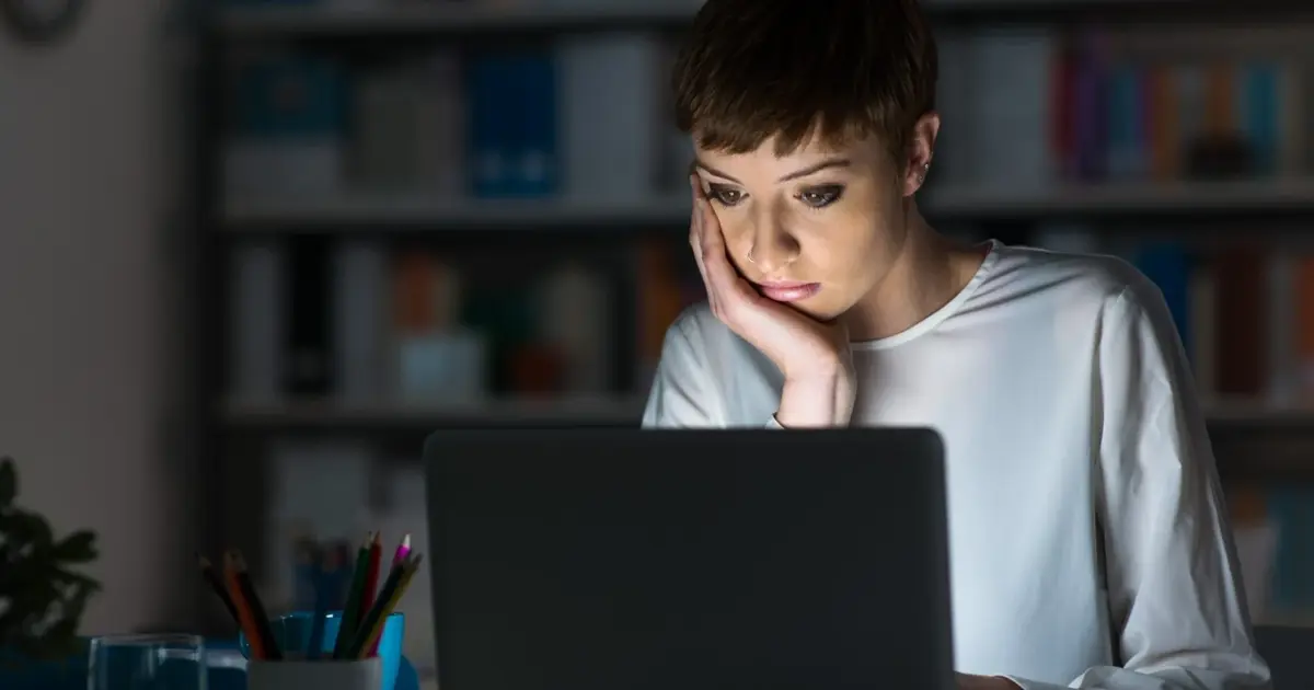 Η άνοδος του βασικού μισθού που τίθεται σε εφαρμογή από σήμερα, 1η Απριλίου 2026, δεν επηρεάζει μόνο τις σταθερές μηνιαίες αποδοχές, αλλά αναπροσαρμόζει αυτόματα ολόκληρο το κοστολόγιο της πρόσθετης απασχόλησης.