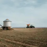 Το ποσοστό των ασφαλιστικών εισφορών για το εργόσημο των εργατών γης παραμένει στο 10% επί της ονομαστικής αξίας του παραστατικού για το 2026, καλύπτοντας την ασφάλιση για σύνταξη, υγειονομική περίθαλψη και τον λογαριασμό αγροτικής εστίας.