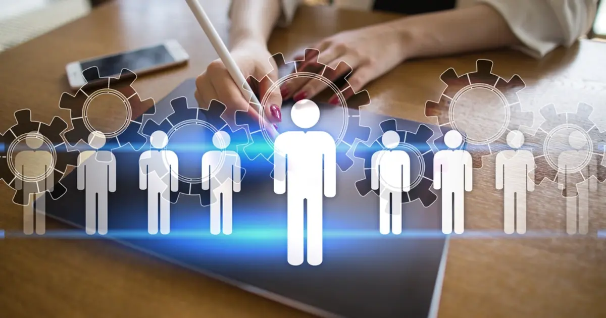 Η πολιτεία προβλέπει ειδικές ρυθμίσεις για τη συγκεκριμένη ηλικιακή ομάδα, αναγνωρίζοντας τις δυσκολίες επανένταξης στην αγορά εργασίας και την ανάγκη για συνεχή πρόσβαση σε υπηρεσίες υγείας χωρίς οικονομική επιβάρυνση.