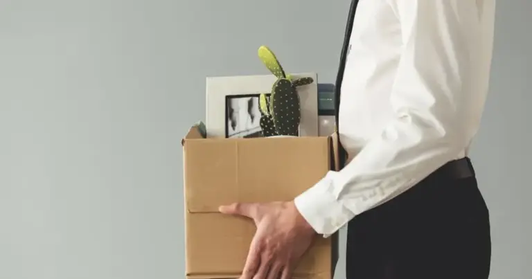 Η απόλυση αποτελεί μια από τις πιο δύσκολες στιγμές στην επαγγελματική διαδρομή ενός εργαζομένου, όμως η γνώση των δικαιωμάτων γύρω από την προειδοποίηση απόλυσης μπορεί να αλλάξει ριζικά το οικονομικό αποτέλεσμα της αποχώρησής σας. Το βασικό ερώτημα που απασχολεί τους περισσότερους είναι απλό: Αν ο εργοδότης με προειδοποιήσει νωρίτερα, θα πάρω λιγότερα χρήματα; Η απάντηση είναι ναι, καθώς στην περίπτωση της τακτικής καταγγελίας (με προειδοποίηση), η αποζημίωση μειώνεται στο μισό.