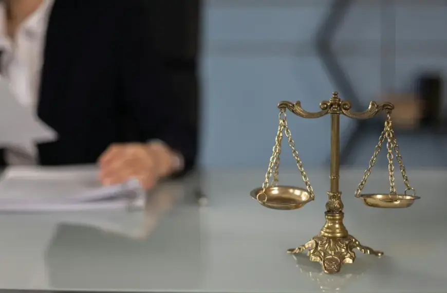 Η άρνηση του εργοδότη να σας παραχωρήσει την αργία της Πρωτομαγιάς ή να καταβάλει τις νόμιμες προσαυξήσεις συνιστά εργατική παράβαση, την οποία μπορείτε να καταγγείλετε άμεσα στην Επιθεώρηση Εργασίας (ΣΕΠΕ), ακόμη και ανώνυμα.