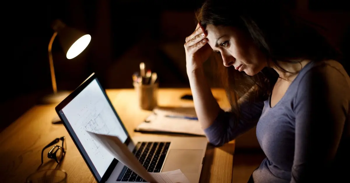 Το φαινόμενο αυτό παρατηρείται συνήθως όταν διαπιστώνεται εκ των υστέρων παράλληλη απασχόληση κατά τη διάρκεια λήψης επιδόματος ανεργίας ή λανθασμένη δήλωση στοιχείων που επηρεάζουν το ύψος της επιδότησης.