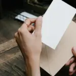 Μια σωστή συστατική επιστολή το 2026 πρέπει να συνδυάζει την απόδειξη των τεχνικών δεξιοτήτων με την ανάδειξη του ήθους του υποψηφίου, καθώς οι εργοδότες στην Ελλάδα δίνουν πλέον μεγαλύτερη έμφαση στις προσωπικές μαρτυρίες προηγούμενων συνεργατών παρά στα τυποποιημένα βιογραφικά.