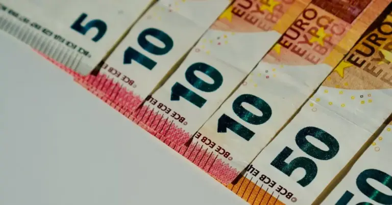 Η σημερινή εκκαθάριση δεν είναι μια τυπική μηνιαία απόδειξη μισθοδοσίας, καθώς ενσωματώνει για πρώτη φορά τις νέες κλίμακες που επηρεάζουν εκατοντάδες χιλιάδες εργαζόμενους στον ιδιωτικό αλλά και στον δημόσιο τομέα. Εκτός από την οριζόντια αύξηση, οι δικαιούχοι θα δουν μεταβολές που αφορούν τις τριετίες, τα επιδόματα, αλλά και την πρόσφατη καταβολή του δώρου Πάσχα.