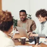 Η επιδότηση αυτή λειτουργεί ως ισχυρό κίνητρο τόσο για τον εργαζόμενο όσο και για την επιχείρηση, καθώς το κράτος καλύπτει σημαντικό μέρος του μισθολογικού και ασφαλιστικού κόστους, διευκολύνοντας την πρώτη πρόσληψη χωρίς την προϋπόθεση προηγούμενης εμπειρίας.