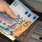 Η αγορά βρίσκεται ήδη σε καθεστώς ειδικής διατραπεζικής αργίας, καθώς φέτος συμπίπτουν οι εορτασμοί του Καθολικού και του Ορθόδοξου Πάσχα με διαφορά μόλις μίας εβδομάδας.