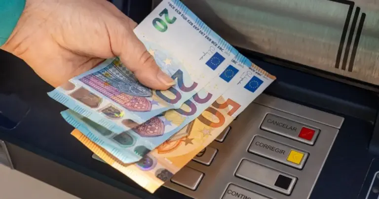 Η αγορά βρίσκεται ήδη σε καθεστώς ειδικής διατραπεζικής αργίας, καθώς φέτος συμπίπτουν οι εορτασμοί του Καθολικού και του Ορθόδοξου Πάσχα με διαφορά μόλις μίας εβδομάδας.