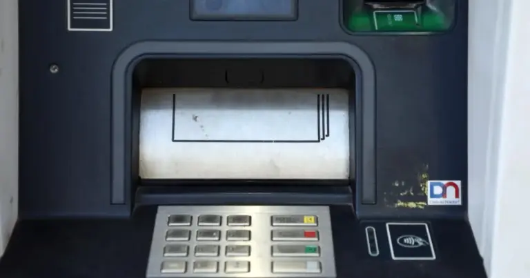 Ο Απρίλιος είναι ο μήνας της αλήθειας για χιλιάδες εργαζόμενους στον ιδιωτικό τομέα, καθώς οι πρώτες αυξήσεις από το ξεπάγωμα των τριετιών πρέπει πλέον να αποτυπώνονται ξεκάθαρα στην εκκαθάριση της μισθοδοσίας. Αν έχετε συμπληρώσει την απαιτούμενη προϋπηρεσία μέσα στους προηγούμενους μήνες, η τσέπη σας θα πρέπει να είναι ήδη «φουσκωμένη». Πώς όμως θα βεβαιωθείτε ότι ο υπολογισμός έγινε σωστά και ότι ο εργοδότης δεν παρέλειψε να εφαρμόσει το νόμο;