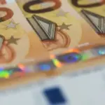 Οι αυξήσεις στις τριετίες είναι πλέον γεγονός και χιλιάδες εργαζόμενοι στον ιδιωτικό τομέα ετοιμάζονται να δουν περισσότερα χρήματα στους λογαριασμούς τους με τη μισθοδοσία του Απριλίου. Μετά από 12 χρόνια αναμονής, ο μηχανισμός των προσαυξήσεων λόγω προϋπηρεσίας έχει ενεργοποιηθεί πλήρως, και για μια μεγάλη κατηγορία υπαλλήλων, ο τρέχων μήνας αποτελεί το ορόσημο για την πρώτη ουσιαστική ενίσχυση του εισοδήματός τους, ειδικά μετά την πρόσφατη αναπροσαρμογή του κατώτατου μισθού στα 920 ευρώ.