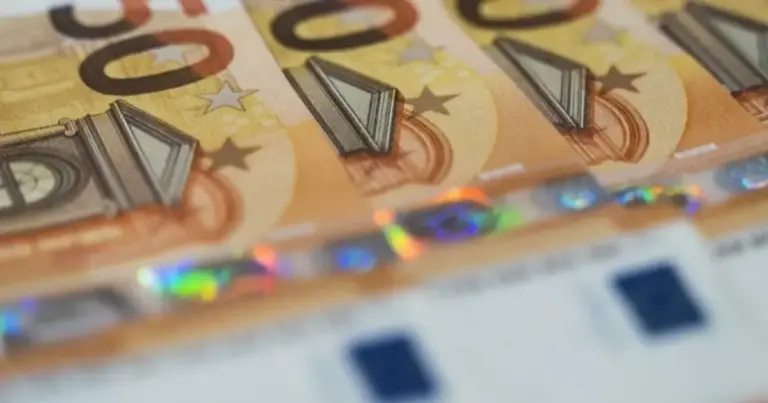 Οι αυξήσεις στις τριετίες είναι πλέον γεγονός και χιλιάδες εργαζόμενοι στον ιδιωτικό τομέα ετοιμάζονται να δουν περισσότερα χρήματα στους λογαριασμούς τους με τη μισθοδοσία του Απριλίου. Μετά από 12 χρόνια αναμονής, ο μηχανισμός των προσαυξήσεων λόγω προϋπηρεσίας έχει ενεργοποιηθεί πλήρως, και για μια μεγάλη κατηγορία υπαλλήλων, ο τρέχων μήνας αποτελεί το ορόσημο για την πρώτη ουσιαστική ενίσχυση του εισοδήματός τους, ειδικά μετά την πρόσφατη αναπροσαρμογή του κατώτατου μισθού στα 920 ευρώ.