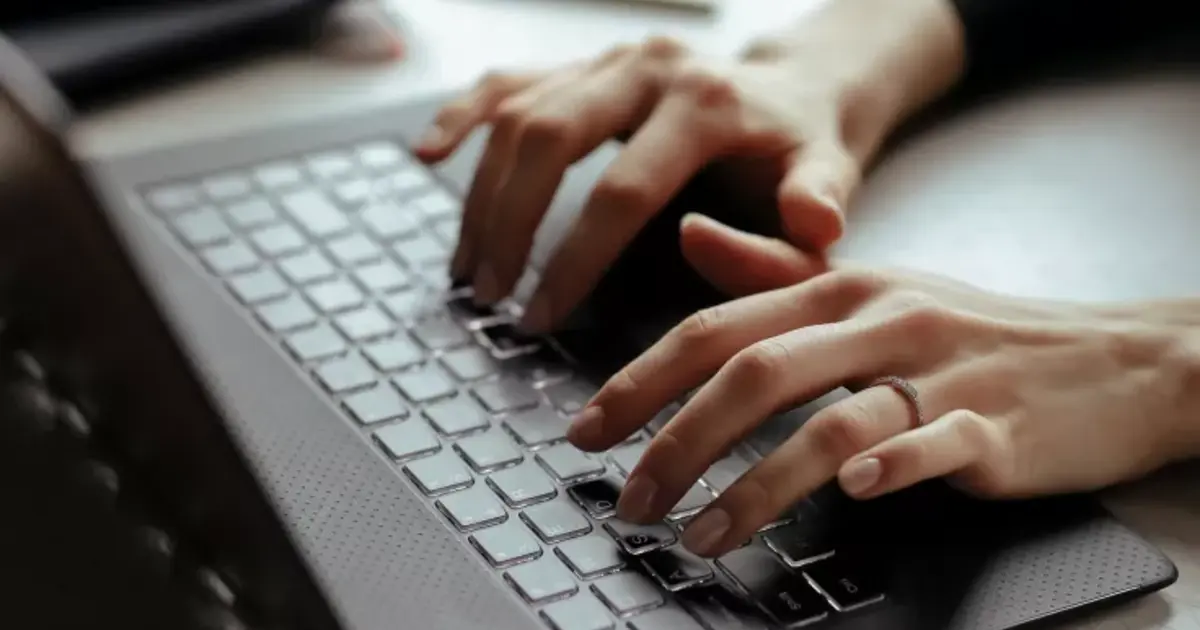 Με το «ξεπάγωμα» των τριετιών να βρίσκεται πλέον σε πλήρη εξέλιξη, η επιβεβαίωση κάθε μήνα εργασίας είναι καθοριστική για τη διαμόρφωση του τελικού μισθού.