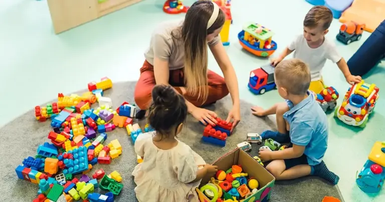 Στον οδηγό που ακολουθεί, αναλύουμε με απλό και έγκυρο τρόπο όλα όσα ισχύουν σήμερα, από τη διάρκεια και τις προϋποθέσεις, μέχρι τις αλλαγές που έφερε ο νόμος 4808/2021 και οι μετέπειτα διευκρινιστικές εγκύκλιοι.