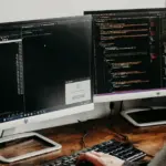Πάνω από 400 ανοιχτές θέσεις εργασίας προσφέρουν αυτή τη στιγμή μεγάλες εταιρείες ψηφιακής τεχνολογίας στην Αττική, με τις μηνιαίες αποδοχές για τους έμπειρους επαγγελματίες να ξεπερνούν ακόμη και τα 4.000 ευρώ μικτά. Η ζήτηση εστιάζεται κυρίως σε ειδικότητες που αφορούν την τεχνητή νοημοσύνη (AI), την κυβερνοασφάλεια και τη διαχείριση cloud υποδομών, με την αγορά εργασίας στην Αθήνα να κινείται σε εξαιρετικά έντονους ρυθμούς αυτόν τον Μάιο.
