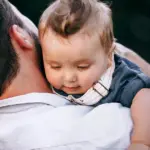 Οι εργαζόμενοι πατέρες στον ιδιωτικό και δημόσιο τομέα δικαιούνται πλέον την άδεια φροντίδας τέκνου ως αυτοτελές δικαίωμα, ανεξάρτητα από το αν η μητέρα εργάζεται ή αν έχει κάνει χρήση της δικής της άδειας. Με το νέο εργασιακό πλαίσιο που εφαρμόζεται πλήρως το 2026, η άδεια αυτή δεν αποτελεί πλέον "παραχώρηση" από τη μητέρα προς τον πατέρα, αλλά ένα αμεταβίβαστο δικαίωμα που αποσκοπεί στην εξισορρόπηση της επαγγελματικής και οικογενειακής ζωής.