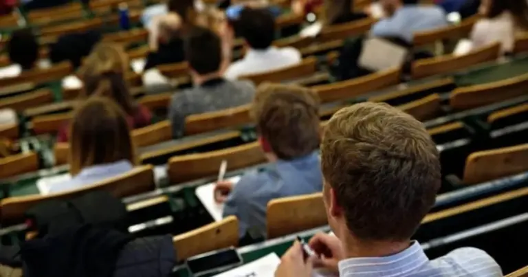 Καθώς βρισκόμαστε ήδη στα τέλη Μαΐου και η εαρινή εξεταστική περίοδος πλησιάζει, χιλιάδες νέοι που συνδυάζουν δουλειά και σπουδές αναζητούν τον τρόπο για να πάρουν τις απαραίτητες ανάσες προετοιμασίας χωρίς να χάσουν το μεροκάματο.
