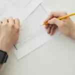 Οι εργαζόμενοι φοιτητές δικαιούνται έως και 30 ημέρες πρόσθετης άδειας ετησίως για τη συμμετοχή τους στις εξετάσεις, η οποία είναι άνευ αποδοχών από τον εργοδότη αλλά επιδοτείται εξ ολοκλήρου από τη ΔΥΠΑ.