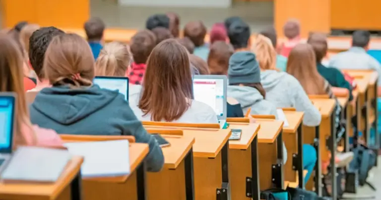 Η διαδικασία για την τρέχουσα εξεταστική περίοδο του Ιουνίου έχει ήδη ξεκινήσει, και οι εργαζόμενοι που σπουδάζουν σε πανεπιστήμια ή άλλες δημόσιες σχολές μπορούν να κάνουν χρήση αυτού του δικαιώματος, αρκεί να ακολουθήσουν τα σωστά βήματα απέναντι στον εργοδότη τους και την ψηφιακή πλατφόρμα του κράτους.