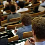 Έως και 30 ημέρες πρόσθετης άδειας το χρόνο δικαιούστε εάν είστε εργαζόμενοι φοιτητές ή σπουδαστές, προκειμένου να συμμετάσχετε στις εξετάσεις της σχολής σας, με τη ΔΥΠΑ (πρώην ΟΑΕΔ) να καλύπτει τις αποδοχές σας για το διάστημα αυτό.