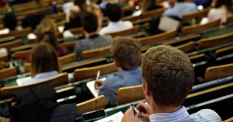 Έως και 30 ημέρες πρόσθετης άδειας το χρόνο δικαιούστε εάν είστε εργαζόμενοι φοιτητές ή σπουδαστές, προκειμένου να συμμετάσχετε στις εξετάσεις της σχολής σας, με τη ΔΥΠΑ (πρώην ΟΑΕΔ) να καλύπτει τις αποδοχές σας για το διάστημα αυτό.