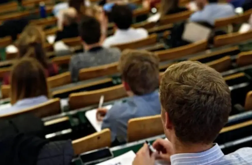 Έως και 30 ημέρες πρόσθετης άδειας το χρόνο δικαιούστε εάν είστε εργαζόμενοι φοιτητές ή σπουδαστές, προκειμένου να συμμετάσχετε στις εξετάσεις της σχολής σας, με τη ΔΥΠΑ (πρώην ΟΑΕΔ) να καλύπτει τις αποδοχές σας για το διάστημα αυτό.