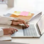 Αν είστε εργαζόμενος στον ιδιωτικό τομέα και παράλληλα παρακολουθείτε κάποιο πρόγραμμα επιμόρφωσης ή σκοπεύετε να δώσετε εξετάσεις για μια επαγγελματική πιστοποίηση, έχετε το δικαίωμα να απουσιάσετε από την εργασία σας χωρίς να χάσετε το ημερομίσθιό σας, αρκεί να ακολουθήσετε τη νόμιμη διαδικασία.