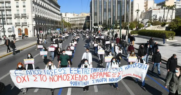 Είναι σημαντικό να διευκρινιστεί ότι δεν υπάρχει οριζόντια εντολή από το Υπουργείο Παιδείας για κλείσιμο των σχολικών μονάδων.