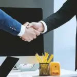 Το νομικό πλαίσιο στην Ελλάδα, εναρμονισμένο με την ευρωπαϊκή νομοθεσία (ΠΔ 178/2002), προστατεύει τον εργαζόμενο από αυθαίρετες αλλαγές, διασφαλίζοντας ότι η αλλαγή εργοδότη δεν αποτελεί από μόνη της νόμιμο λόγο απόλυσης ή μείωσης αποδοχών.