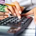 Η εξαγορά, η συγχώνευση ή η αλλαγή ιδιοκτησιακού καθεστώτος μιας εταιρείας δεν επιτρέπει απολύσεις ούτε μειώσεις μισθών, καθώς το σύνολο των δικαιωμάτων των εργαζομένων μεταφέρεται αυτόματα στον νέο εργοδότη.