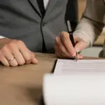 Κάθε μετατροπή της σύμβασης εργασίας σας, είτε από πλήρη σε μερική απασχόληση είτε από ορισμένου σε αορίστου χρόνου, απαιτεί τη γραπτή σας συναίνεση και την υπογραφή τροποποιητικής πράξης για να θεωρηθεί νόμιμη και έγκυρη. Το 2026, με την πλήρη εφαρμογή της Ψηφιακής Κάρτας Εργασίας, οποιαδήποτε αλλαγή στους όρους εργασίας (ωράριο, μισθός, καθήκοντα) πρέπει να δηλώνεται ακαριαία στο σύστημα ΕΡΓΑΝΗ ΙΙ, διασφαλίζοντας ότι ο εργαζόμενος δεν θα βρεθεί προ εκπλήξεων με μονομερείς ενέργειες του εργοδότη.