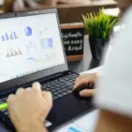 Οι αιτήσεις για τα νέα δωρεάν σεμινάρια στην ανάλυση δεδομένων (Data Analysis) για άνεργους πτυχιούχους ξεκινούν την 25η Μαΐου 2026 και η ηλεκτρονική πλατφόρμα θα παραμείνει ανοιχτή για την υποβολή δικαιολογητικών έως τις 19 Ιουνίου 2026.