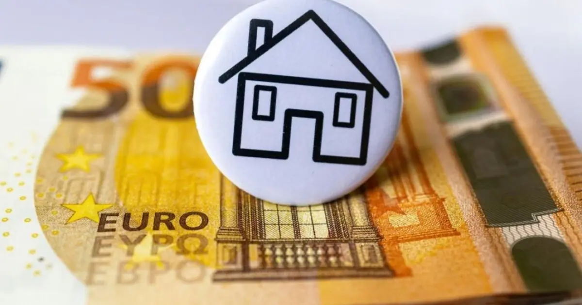 Για να μη διακοπεί η πληρωμή του επιδόματος ενοικίου τον Ιούνιο, πρέπει να υποβάλετε τη νέα αίτηση ανανέωσης στην πλατφόρμα του ΟΠΕΚΑ μέχρι και την τελευταία ημέρα του Μαΐου, καθώς η εξάμηνη προθεσμία για χιλιάδες δικαιούχους λήγει αυτή την περίοδο. Η διαδικασία δεν γίνεται αυτόματα και τυχόν αμέλεια σημαίνει άμεση διακοπή της μηνιαίας επιδότησης. Αν η προηγούμενη έγκρισή σας έγινε τον περασμένο Νοέμβριο, ο κύκλος των έξι μηνών ολοκληρώνεται τώρα και η επαναξιολόγηση των κριτηρίων είναι υποχρεωτική.