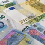Το επίδομα στεγαστικής συνδρομής χορηγείται σε ανασφάλιστους υπερήλικες που ζουν σε νοικιασμένο σπίτι, καλύπτοντας το κόστος του ενοικίου τους με ποσό που φτάνει έως τα 362 ευρώ τον μήνα για το 2026. Το πρόγραμμα αυτό, που διαχειρίζεται ο ΟΠΕΚΑ, αποτελεί μια κρίσιμη "ανάσα" για πολίτες άνω των 67 ετών που δεν έχουν δική τους στέγη και στερούνται ασφαλιστικών προϋποθέσεων για πλήρη σύνταξη, διασφαλίζοντας το δικαίωμά τους σε μια αξιοπρεπή διαβίωση.