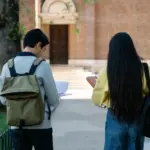 Η ηλεκτρονική πλατφόρμα για την υποβολή αιτήσεων που αφορούν το φοιτητικό στεγαστικό επίδομα για το ακαδημαϊκό έτος 2025-2026 αναμένεται να ανοίξει στα μέσα Ιουνίου 2026, επιτρέποντας σε χιλιάδες οικογένειες με παιδιά που σπουδάζουν στην επαρχία να διεκδικήσουν την οικονομική ενίσχυση. Οι δικαιούχοι θα έχουν περιθώριο περίπου ενός μήνα για να ολοκληρώσουν τη διαδικασία ψηφιακά, με τα ποσά της επιδότησης να παραμένουν αυξημένα για όσους επιλέγουν να συγκατοικήσουν ή σπουδάζουν σε περιφερειακά ακαδημαϊκά ιδρύματα.