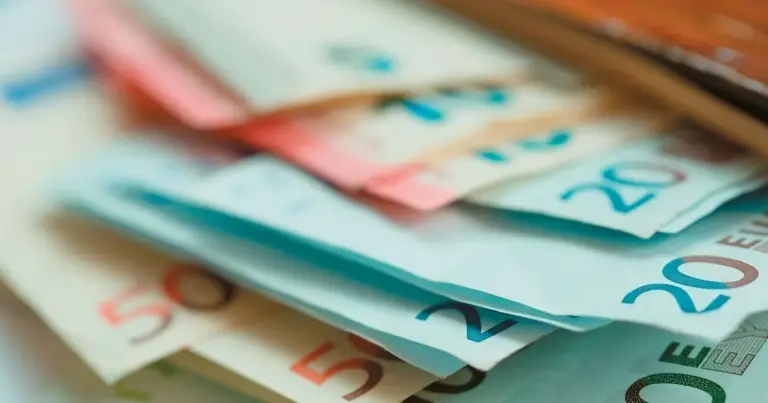 Ανοίγει η πλατφόρμα των αιτήσεων μέσω της ΔΥΠΑ για το νέο πρόγραμμα επιχορήγησης έως 18.000 ευρώ, το οποίο στοχεύει στον ψηφιακό μετασχηματισμό των μικρών εμπορικών καταστημάτων και των επιχειρήσεων λιανικού εμπορίου στην Ελλάδα.