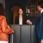 Η εύρεση εργασίας σε μεγάλες ξενοδοχειάκες αλυσίδες στην Ελλάδα για την τρέχουσα τουριστική περίοδο του 2026 περνά μέσα από τις digital πλατφόρμες καριέρας των ίδιων των ομίλων, τα exclusive Open Days (Ημέρες Καριέρας) που διοργανώνονται πλέον καθ' όλη τη διάρκεια του έτους και τις στοχευμένες συνεργασίες με τουριστικές σχολές. Οι μεγάλοι παίκτες του κλάδου έχουν ήδη ανοίξει εκατοντάδες θέσεις εργασίας, προσφέροντας αναβαθμισμένα πακέτα αποδοχών για να προσελκύσουν εξειδικευμένο προσωπικό.