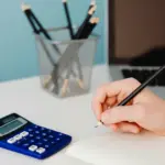 Η προϋπηρεσία σε καθεστώς μερικής απασχόλησης υπολογίζεται πλέον με βάση την αναγωγή των ωρών εργασίας σε ημέρες ασφάλισης, διασφαλίζοντας ότι κάθε εργαζόμενος λαμβάνει τα μόρια που του αναλογούν για τις προκηρύξεις του ΑΣΕΠ και τον ιδιωτικό τομέα σύμφωνα με την πραγματική του απασχόληση.