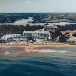 Η εύρεση διαθέσιμου δωματίου την τελευταία στιγμή μέσω του προγράμματος Κοινωνικός Τουρισμός 2026 της ΔΥΠΑ απαιτεί στρατηγικές κινήσεις και άμεση επικοινωνία με καταλύματα εκτός των παραδοσιακών high-season προορισμών, καθώς οι οριστικοί πίνακες των δικαιούχων ανακοινώνονται και το σύστημα των κρατήσεων ανοίγει για τη νέα περίοδο.