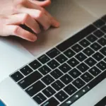 Η υποβολή ηλεκτρονικής ένστασης μέσα από την ψηφιακή πύλη της ΔΥΠΑ αποτελεί τη μοναδική οδό δικαίωσης για τους δικαιούχους του Κοινωνικού Τουρισμού 2026, των οποίων οι αιτήσεις απορρίφθηκαν ή δεν εμφανίζονται καθόλου στους προσωρινούς πίνακες λόγω συστημικού σφάλματος ή ελλιπών στοιχείων. Αν διαπιστώσατε ότι το όνομά σας βρίσκεται στον πίνακα αποκλειομένων ή ότι η αίτησή σας «χάθηκε» κατά τη διαδικασία της επεξεργασίας, η προθεσμία για τη διορθωτική αυτή κίνηση είναι εξαιρετικά στενή και απαιτεί την άμεση επισύναψη των κατάλληλων δικαιολογητικών.