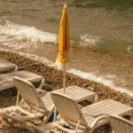 Η απευθείας επικοινωνία με το κατάλυμα και η υπογραφή της ιδιωτικής σύμβασης αποτελούν τα μοναδικά βήματα που διασφαλίζουν την επιδότηση για τον Κοινωνικό Τουρισμό 2026, καθώς η απλή κράτηση μέσω online πλατφορμών (όπως το Booking ή το Expedia) οδηγεί αυτόματα σε ακύρωση της επιταγής.