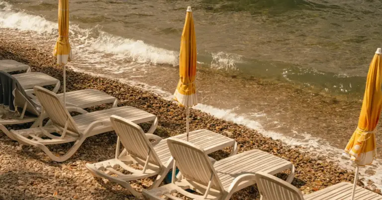 Η απευθείας επικοινωνία με το κατάλυμα και η υπογραφή της ιδιωτικής σύμβασης αποτελούν τα μοναδικά βήματα που διασφαλίζουν την επιδότηση για τον Κοινωνικό Τουρισμό 2026, καθώς η απλή κράτηση μέσω online πλατφορμών (όπως το Booking ή το Expedia) οδηγεί αυτόματα σε ακύρωση της επιταγής.