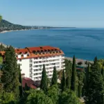 Αυτά είναι τα 10 δημοφιλέστερα καταλύματα σε όλη την Ελλάδα που αποδέχονται αυτή τη στιγμή επιταγές για το πρόγραμμα Κοινωνικός Τουρισμός 2026 της ΔΥΠΑ, προσφέροντας υψηλή διαθεσιμότητα και μηδενική ή ελάχιστη ιδιωτική συμμετοχή για τους δικαιούχους.