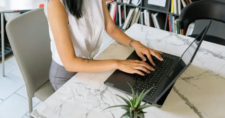 Η ψηφιακή πλατφόρμα MyConsulLive αλλάζει ριζικά τον τρόπο με τον οποίο οι υποψήφιοι για θέσεις εργασίας και ακαδημαϊκές ευκαιρίες στην Ελλάδα επικυρώνουν τα έγγραφα και τις μεταφράσεις τους από το εξωτερικό, καταργώντας οριστικά τη φυσική παρουσία στα προξενεία. Η διαδικασία αυτή, που παλαιότερα απαιτούσε πολύμηνη αναμονή, έξοδα μετακίνησης και γραφειοκρατικές αγκυλώσεις, εκτελείται πλέον εξ ολοκλήρου μέσω προγραμματισμένης τηλεδιάσκεψης με πιστοποιημένους υπαλλήλους των ελληνικών προξενικών αρχών.