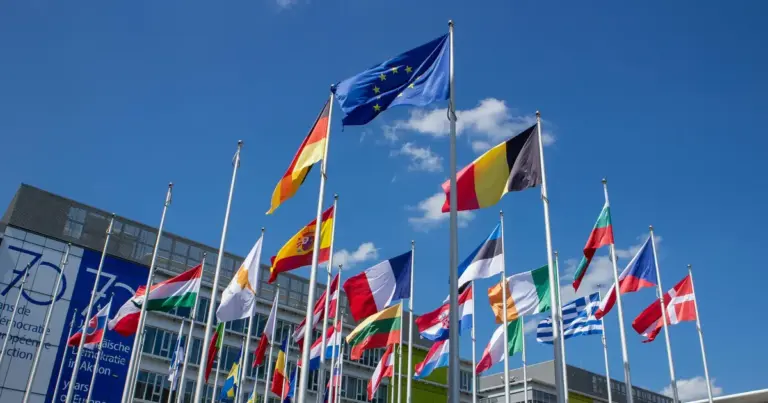 Η κατοχή πιστοποιητικού σε σπάνιες γλώσσες της ΕΕ εξασφαλίζει ακριβώς την ίδια, εξαιρετικά υψηλή μοριοδότηση ΑΣΕΠ με τις δημοφιλείς γλώσσες (όπως τα αγγλικά ή τα γαλλικά), δίνοντας ένα τεράστιο ανταγωνιστικό πλεονέκτημα στους υποψηφίους που διεκδικούν μια θέση στο Δημόσιο. Πρόκειται για ένα «κρυφό χαρτί» στις προκηρύξεις, καθώς το ποσοστό των συνυποψηφίων που διαθέτει πτυχία σε γλώσσες όπως τα δανέζικα, τα φινλανδικά, τα ολλανδικά ή τα ουγγρικά είναι ελάχιστο, εκτοξεύοντας τις πιθανότητες διορισμού για όσους τις γνωρίζουν.