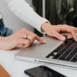 Ένας μεταπτυχιακός τίτλος σπουδών στη Δημόσια Διοίκηση προσφέρει σήμερα την υψηλότερη δυνατή μοριοδότηση στις προκηρύξεις του ΑΣΕΠ, αρκεί η δήλωση του αντικειμένου να γίνει με απόλυτη ακρίβεια ώστε να γίνει αποδεκτή η συνάφεια. Για το 2026, οι κανόνες για τους υποψηφίους που διεκδικούν μια θέση στο Δημόσιο έχουν γίνει πιο αυστηροί, καθώς η λάθος αντιστοίχιση του τίτλου με τη θέση εργασίας μπορεί να οδηγήσει σε απώλεια κρίσιμων μονάδων ή και σε αποκλεισμό.