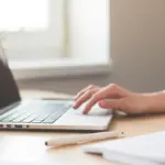 Η κατάθεση ενός μεταπτυχιακού τίτλου στην ειδική αγωγή προσφέρει την ανώτατη μοριοδότηση των 20 μορίων στους αξιολογικούς πίνακες του ΑΣΕΠ, αρκεί η υποβολή του τίτλου και των συνοδευτικών εγγράφων να γίνει χωρίς λάθη κατά τη διάρκεια των προκηρύξεων. Χιλιάδες εκπαιδευτικοί στην Ελλάδα χάνουν κάθε χρόνο πολύτιμα μόρια επειδή παραλείπουν έγγραφα ή δεν ελέγχουν την εγκυρότητα της συνάφειας του μεταπτυχιακού τους.