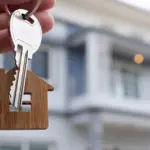 Η κυβέρνηση, αναγνωρίζοντας τις καθυστερήσεις στις γραφειοκρατικές διαδικασίες (έλεγχοι ακινήτων, συμβόλαια, Ηλεκτρονική Ταυτότητα Κτιρίου), αποφάσισε τη μεταφορά της χρηματοδότησης σε πόρους της Ελληνικής Αναπτυξιακής Τράπεζας για όσες συμβάσεις δεν προλάβουν να ολοκληρωθούν έως τις 2 Ιουνίου.