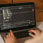 Οι εταιρείες ψηφιακών πληρωμών και οι πάροχοι τεχνολογίας (Fintech) στην Ελλάδα ανοίγουν δεκάδες νέες θέσεις εργασίας, αναζητώντας εξειδικευμένο προσωπικό για την υποστήριξη των ηλεκτρονικών συναλλαγών, της ασφάλειας δεδομένων και της εξυπηρέτησης εμπόρων. Η ραγδαία επέκταση των ψηφιακών πορτοφολιών και η υποχρεωτική διασύνδεση των POS με τις ταμειακές μηχανές έχουν δημιουργήσει αυξημένες ανάγκες για στελέχωση, με τις προσλήψεις να επικεντρώνονται σε τεχνικούς κλάδους, πωλήσεις και συμμόρφωση.