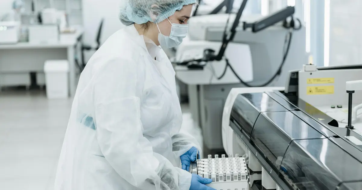 Περισσότερες από 1.200 νέες θέσεις εργασίας ανοίγουν αυτή την περίοδο στον κλάδο της φαρμακοβιομηχανίας στην Ελλάδα, καθώς οι μεγάλες εγχώριες και πολυεθνικές εταιρείες υλοποιούν επενδυτικά πλάνα ύψους εκατοντάδων εκατομμυρίων ευρώ. Με ορίζοντα το δεύτερο εξάμηνο του 2026, οι προσλήψεις αφορούν τόσο τις νέες παραγωγικές μονάδες στην Ανατολική Αττική και την Τρίπολη, όσο και τα τμήματα έρευνας και ανάπτυξης (R&D) που ενισχύονται με εξειδικευμένο προσωπικό.