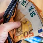 Το καθεστώς απασχόλησης των διανομέων στις ψηφιακές πλατφόρμες αλλάζει ριζικά, καθώς η Ελλάδα προχωρά στην ενσωμάτωση της ευρωπαϊκής οδηγίας 2024/2831, η οποία φέρνει νέα δεδομένα στις συμβάσεις, τις αμοιβές και την ασφαλιστική κάλυψη των εργαζομένων στο delivery.