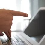 Η διόρθωση των λανθασμένων στοιχείων στη δήλωση Ε1 αποτελεί το μοναδικό «κλειδί» για να ξεμπλοκάρει η πληρωμή για το επίδομα παιδιού Α21 σε χιλιάδες δικαιούχους που διαπίστωσαν ασυμφωνία δεδομένων ανάμεσα στην πλατφόρμα του ΟΠΕΚΑ και της ΑΑΔΕ. Οι δικαιούχοι που βλέπουν την αίτησή τους σε κατάσταση αναμονής ή απόρριψης λόγω λαθών στα εξαρτώμενα τέκνα, στον ΑΜΚΑ ή στα εισοδήματα, πρέπει να προχωρήσουν άμεσα σε τροποποιητική δήλωση φορολογίας εισοδήματος, καθώς οι διασταυρώσεις για την επόμενη μεγάλη πληρωμή βρίσκονται ήδη σε πλήρη εξέλιξη.